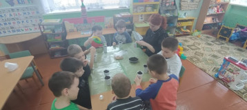 Сажаем лук и укроп Сажаем лук и укроп.